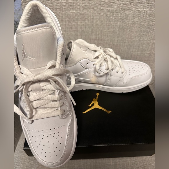 Nike Air Jordan 1 Low Triple White - Picture 3 of 7
